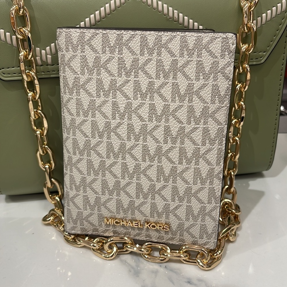 Michael Kors Jet Set Travel Passport Wallet
Light Cream Signature/Golden- NWT - Picture 16 of 16